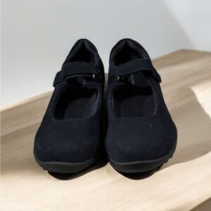 Lands End Navy Suede Mary Jane Girls Shoe. Size 2. Great Condition.